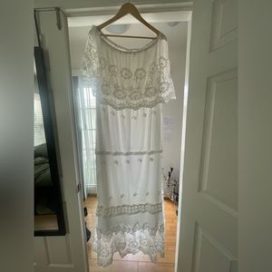 Women’s XXL white sleeveless dress.